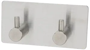 Väggkrok i rostfritt stål med två cylindriska krokar på rektangulär platta. Modern, borstad yta, passar för handdukar, badrockar eller tillbehör i badrum eller kök.