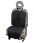 Svart vadderat bilsitsöverdrag med kontursömmar, skyddar sits och ryggstöd. Justerbara remmar för säker passform och förlängd frontflik för extra skydd.