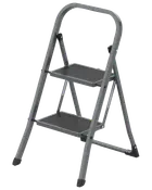 Tvåstegs hopfällbar stege med robust metallram, breda halksäkra steg och böjt handtag för stabilitet. Perfekt för hem eller kontor, lätt och enkel att förvara.