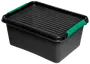 Rektangulär svart plastförvaringslåda med säkert, räfflat lock och gröna låshandtag på sidorna. Hållbar för organisering och förvaring av olika saker.