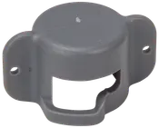 Grå väggfäste i plast med två skruvhål och rundad kåpa, utformat för att säkert hålla cylindriska föremål som brandsläckarhandtag eller liknande utrustning.