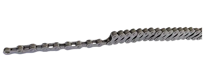 Metalkæde med rulleled og sølvfarvede led, vist diagonalt på sort baggrund.