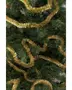 Kunstigt juletræ med grønne grene, pyntet med skinnende guldfarvet glimmerguirlande viklet rundt. Guirlanden er tyk og metallisk og giver et festligt udtryk.