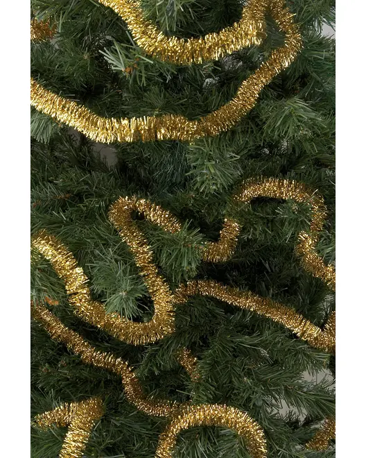 Kunstigt juletræ med grønne grene, pyntet med skinnende guldfarvet glimmerguirlande viklet rundt. Guirlanden er tyk og metallisk og giver et festligt udtryk.