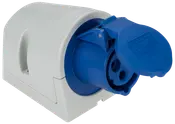 Industriell blå och vit eluttag med skyddande gångjärnslock, avsedd för väggmontering. Har tre runda stifthål, lämplig för kraftiga eller utomhus elanslutningar.