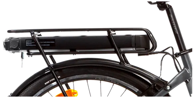 Nærbillede af en elcykels bagdel med sort batteripakke monteret på bagagebærer over baghjulet, solid metalramme og skærm for beskyttelse.