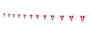 Snor med trekantede vimpler med Dannebrog-design, rød med hvidt kors. Velegnet til fester, begivenheder eller dekoration. Vimplerne er jævnt fordelt på en hvid snor.