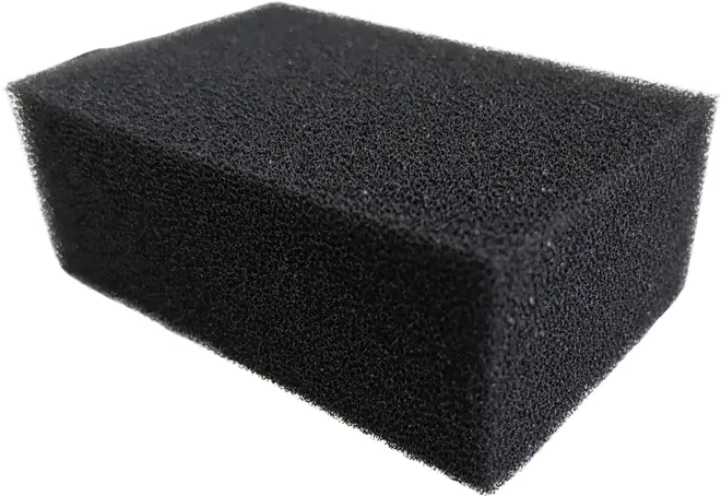 Rektangulær sort skumsvamp med grov, åben cellestruktur. Velegnet til rengøring, filtrering eller akvariebrug. Let og holdbar med let afrundede kanter og ensartet overflade.