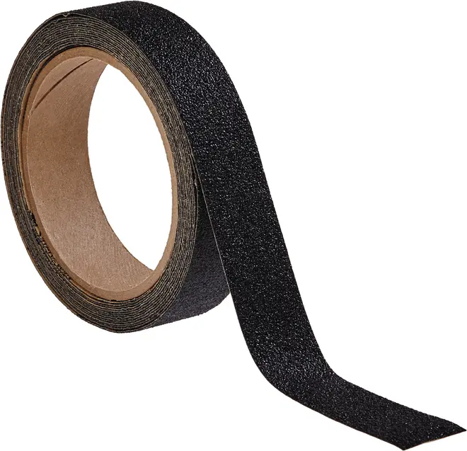 Sort skridsikker tape med ru overflade, rullet op på en papkerne. En ende er delvist rullet ud, egnet til trapper eller gangarealer.