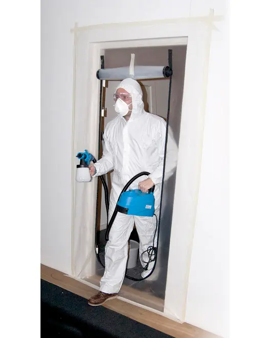 Engangs hvid beskyttelsesdragt med hætte, båret af person. Inkluderer ansigtsmaske og beskyttelsesbriller. Velegnet til maling, rengøring eller farlige miljøer. Let, heldækkende, elastiske manchetter.