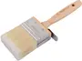 Bred malerpensel med lyst træhåndtag, metalbånd og syntetiske børster. Håndtaget har ophængshul og mærkeindgravering. Børsten er 70 mm bred, velegnet til store flader.