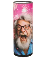 Sæt med tre cylindriske dåser med farverige, sjove motiver af ældre mænd med lange skæg, iført livligt tøj og hovedtelefoner, hver dåse med sin egen unikke stil.