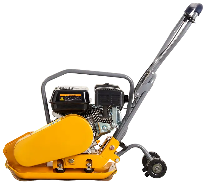 Gul pladevibrator med sort motor, robust metalhåndtag og transporthjul. Velegnet til komprimering af jord, grus eller asfalt ved bygge- og anlægsarbejde. Benzindrevet.