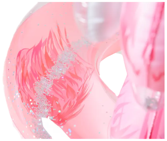 Lyserød oppustelig badering med glimmer og fjerlignende dekorationer indeni, gennemsigtig sektion og glat, blank overflade. Perfekt til pool eller strand.