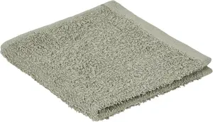 Ljusgrå tvättlapp i mjuk, absorberande frotté. Fyrkantig form med texturerad yta och förstärkt kant. Perfekt för ansikte eller händer, lämplig för daglig användning.