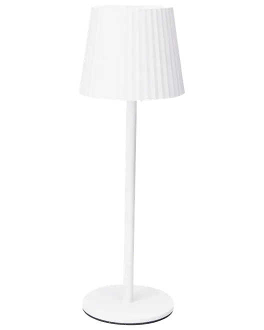 Hvid bordlampe med plisseret lampeskærm, slank cylindrisk stang og rund fod. Moderne, minimalistisk design, ideel til skrivebord, natbord eller stue. Let og elegant udseende.