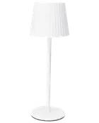 Hvid bordlampe med plisseret lampeskærm, slank cylindrisk stang og rund fod. Moderne, minimalistisk design, ideel til skrivebord, natbord eller stue. Let og elegant udseende.