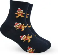 Svarta ankelsockor med mönster av pepparkaksgubbar i tomteluva och halsduk, tillverkade i mjukt, stretchigt material för komfort och värme.