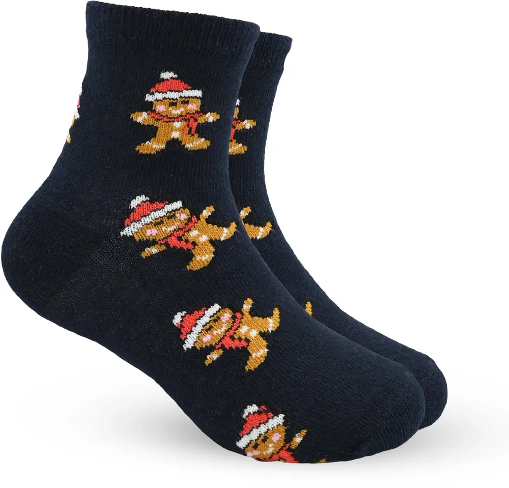 Svarta ankelsockor med mönster av pepparkaksgubbar i tomteluva och halsduk, tillverkade i mjukt, stretchigt material för komfort och värme.