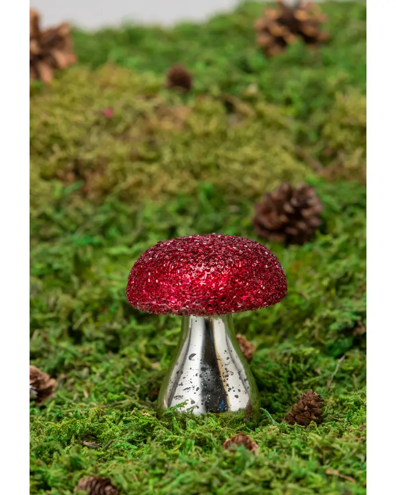 Dekorativ svampprydnad med glänsande silverstam och röd glittrig hatt, perfekt för hem eller trädgård. Kompakt storlek, iögonfallande och lekfull design.