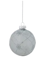 Rund julgranskula i ljus silver, dekorerad med glittrande snöflingor och rutmönster, silverfärgad topp och upphängningssnöre för enkel placering i granen.
