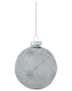 Rund julgranskula i ljus silver, dekorerad med glittrande snöflingor och rutmönster, silverfärgad topp och upphängningssnöre för enkel placering i granen.
