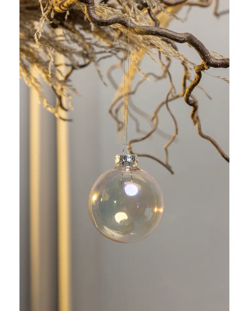 Klar glaskula med silverfäste, hängande i snöre. Enkel och elegant design för julgransdekoration eller festliga arrangemang. Reflekterande yta ger subtil glans.