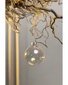 Klar glaskula med silverfäste, hängande i snöre. Enkel och elegant design för julgransdekoration eller festliga arrangemang. Reflekterande yta ger subtil glans.