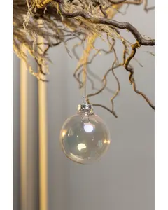 Klar glaskula med silverfäste, hängande i snöre. Enkel och elegant design för julgransdekoration eller festliga arrangemang. Reflekterande yta ger subtil glans.