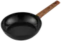 Svart non-stick stekpanna med rund form och trähandtag. Handtaget har ett hål för upphängning. Passar olika spisar och är lätt att rengöra.