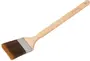 Platt pensel med brett, brunt borsthuvud, metallhylsa och långt handtag i trä. Perfekt för stora ytor. Handtaget har upphängningshål.