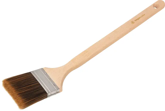 Platt pensel med brett, brunt borsthuvud, metallhylsa och långt handtag i trä. Perfekt för stora ytor. Handtaget har upphängningshål.