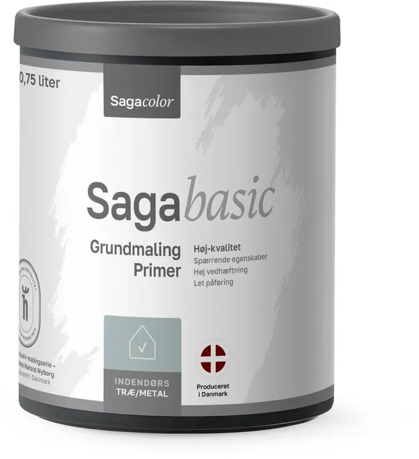 Saga basic grundmaling til indendørs træ og metal, 0,75 liter. Høj kvalitet, let påføring, god vedhæftning, produceret i Danmark. Grå låg, hvid etikette med information.