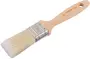 Flad pensel med lyse syntetiske børster, 35 mm bred, træhåndtag med ophængshul og metalbånd. Velegnet til maling eller lakering af glatte overflader.