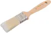 Flad pensel med lyse syntetiske børster, 35 mm bred, træhåndtag med ophængshul og metalbånd. Velegnet til maling eller lakering af glatte overflader.