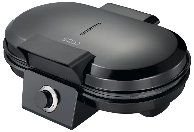 Svart elektriskt våffeljärn med justerbar temperaturvred, non-stick-plattor och robust handtag. Kompakt design för hemmakök. Märket "Sjöbo" syns på locket.