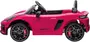 Lyserød elektrisk legetøjsbil med realistiske detaljer, sort interiør, rat og sporty hjul. Åben top, designet til børn, "Spyder RS" mærke på siden.