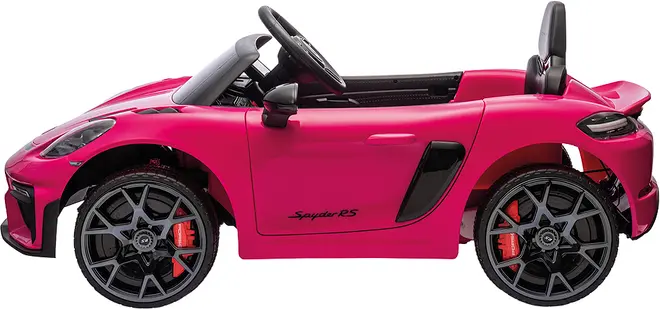 Lyserød elektrisk legetøjsbil med realistiske detaljer, sort interiør, rat og sporty hjul. Åben top, designet til børn, "Spyder RS" mærke på siden.