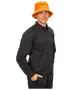 Herrskjorta med lång ärm, svart, knappar och krage, kombinerad med orange bucket-hatt med svart pumpaansikte. Skjortan har klassisk passform och sidfickor.