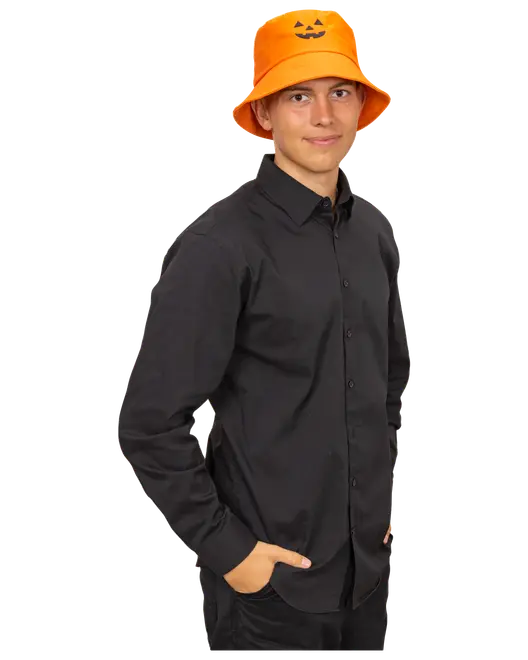 Herrskjorta med lång ärm, svart, knappar och krage, kombinerad med orange bucket-hatt med svart pumpaansikte. Skjortan har klassisk passform och sidfickor.