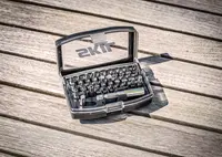 Kompakt SKIL skruvbitsset med genomskinligt lock, flera precisionsbits och bithållare, organiserade i ett slitstarkt plastfodral för enkel förvaring och transport.