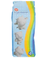 Pose med Play Fun Craft Plaster, 1,5 kg, til støbning og hobby. Blå emballage med tegneserie-dyr og regnbuestribe. Velegnet til kreative projekter og modellering.