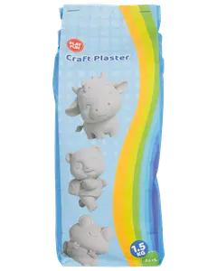 Pose med Play Fun Craft Plaster, 1,5 kg, til støbning og hobby. Blå emballage med tegneserie-dyr og regnbuestribe. Velegnet til kreative projekter og modellering.