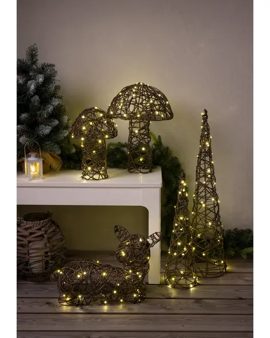 Set med dekorativa flätade figurer, inklusive svampar, träd och en ren, alla lindade med varmvita LED-ljusslingor. Perfekt för inomhusdekoration vid högtider.