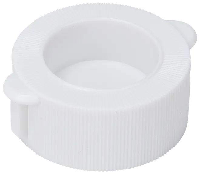 Vit plastskruvkork med räfflade sidor för grepp, stor öppning i mitten och två små sidoflikar för enkel hantering. Passar flaskor eller behållare.