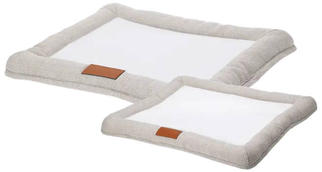 Set med två rektangulära husdjursbäddar med mjuka, ljusgrå fiskbensmönstrade kanter och vit mitt, samt brun läderdetalj. Finns i två storlekar.