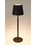 Moderne bordlampe med sort plisseret lampeskærm, slank cylindrisk metalbase og rund flad fod. Udsender varmt lys, velegnet til skrivebord eller natbord.
