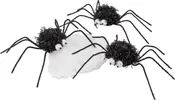 Set med tre fluffiga svarta spindeldekorationer med rullande ögon och böjbara ben, placerade runt en vit spindelnätsbas. Perfekt för Halloween eller temafest.