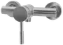 Væghængt bruserarmatur i rustfrit stål med moderne cylindrisk design, enkeltgreb og børstet finish. Har nedadgående udløb til bruserslange. Holdbar og nem at rengøre.
