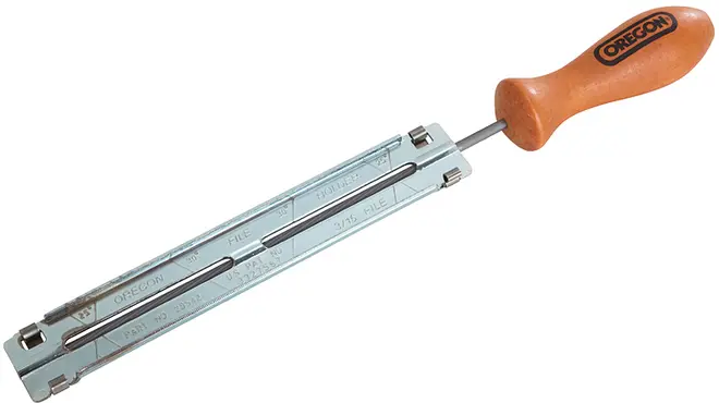 Kædesavsfilholder med træhåndtag, metalramme og markerede målinger til præcis slibning af kædesavskæder. Ideel til vedligeholdelse af kædens skarphed.